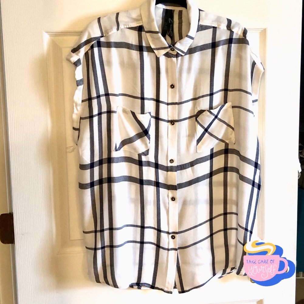 Seven7 Super cute Women's Plaid Shirt